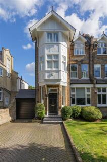 Broomhill Road, IG8