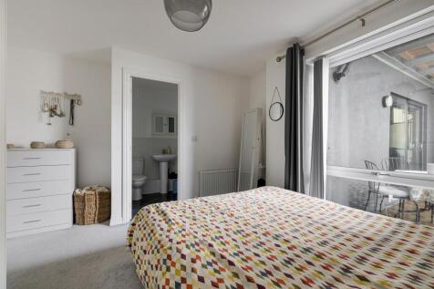 Chigwell Road, E18