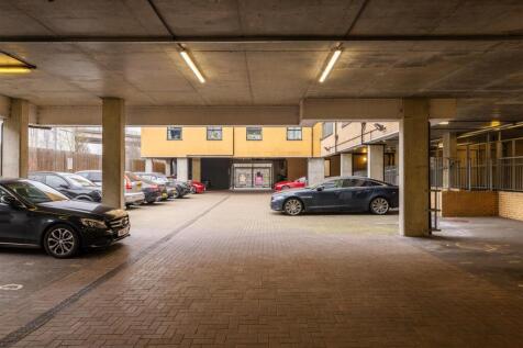 Chigwell Road, E18