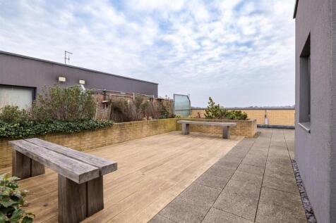 Chigwell Road, E18