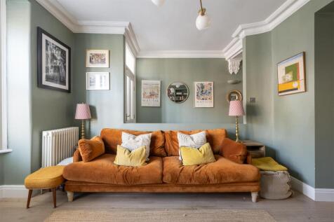 Cowslip Road, E18