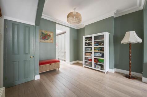 Cowslip Road, E18