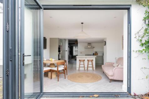 Cowslip Road, E18