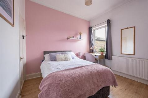 Peel Road, E18