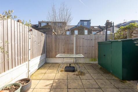 Peel Road, E18