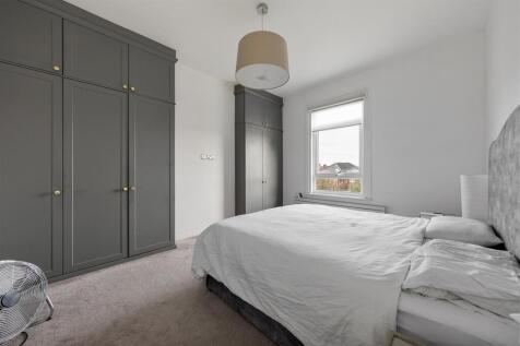 Lansdowne Road E18