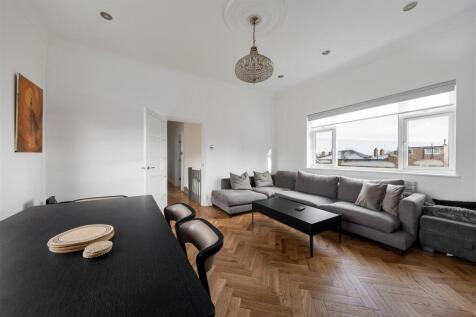 Lansdowne Road E18