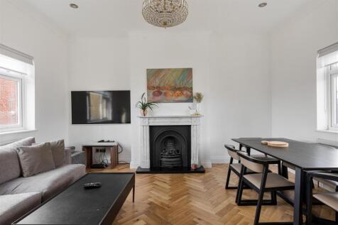 Lansdowne Road E18
