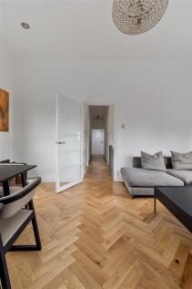 Lansdowne Road E18