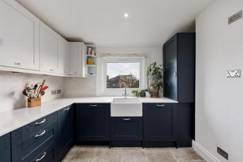 Lansdowne Road E18