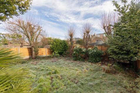 Lansdowne Road E18