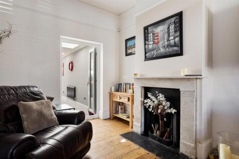 Maybank Road, E18