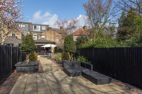 Maybank Road, E18