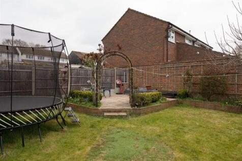 Owen Gardens, IG8