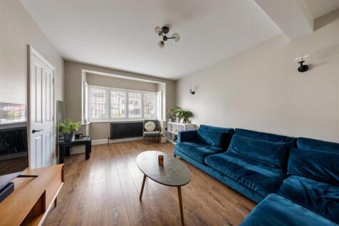 Brackley Square, E18
