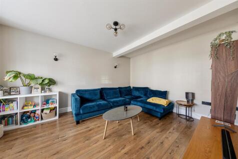 Brackley Square, E18