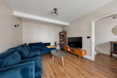 Brackley Square, E18