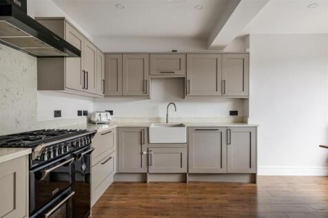 Brackley Square, E18