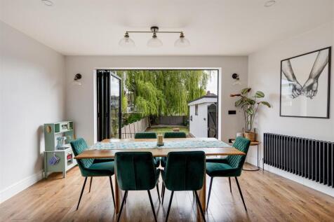 Brackley Square, E18