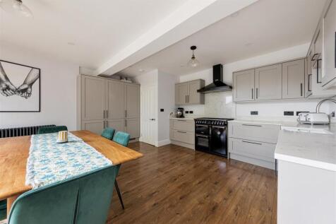 Brackley Square, E18