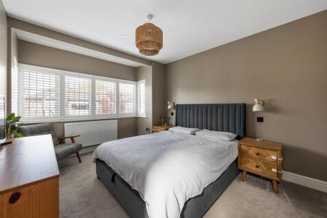 Brackley Square, E18