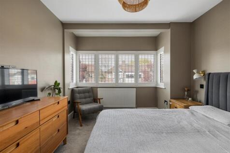 Brackley Square, E18