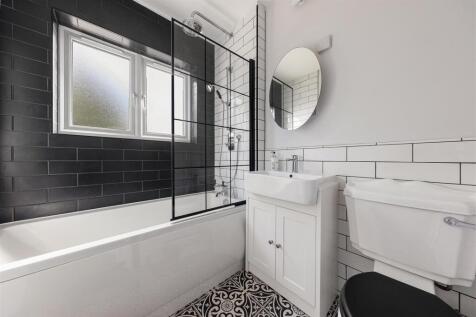 Brackley Square, E18