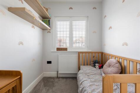 Brackley Square, E18