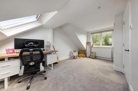 Brackley Square, E18