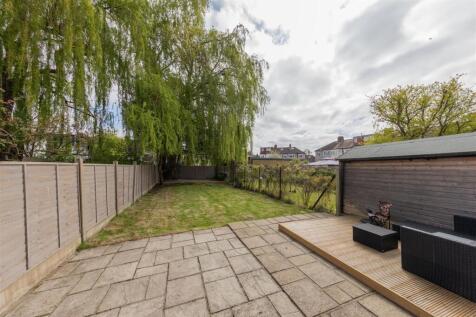 Brackley Square, E18