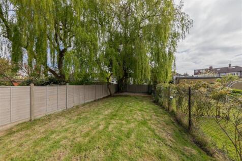 Brackley Square, E18