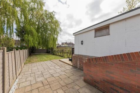 Brackley Square, E18