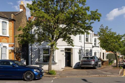 Pulteney Road, E18