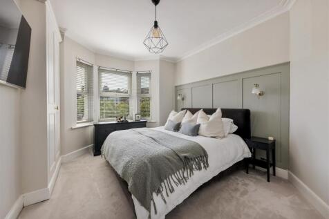 Pulteney Road, E18