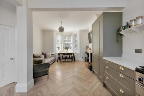 Pulteney Road, E18