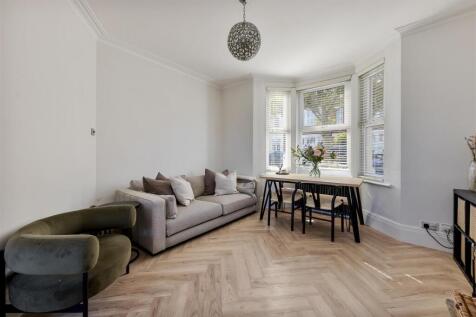 Pulteney Road, E18