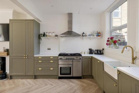 Pulteney Road, E18