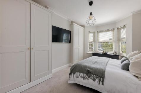 Pulteney Road, E18