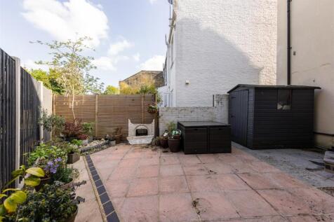 Pulteney Road, E18