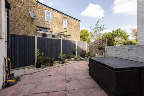 Pulteney Road, E18