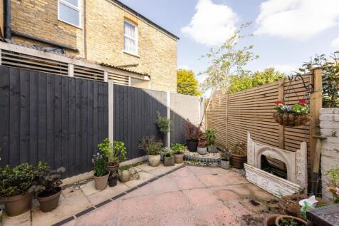 Pulteney Road, E18