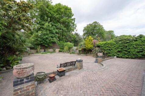 Hermitage Close, E18