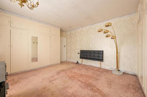 Hermitage Close, E18