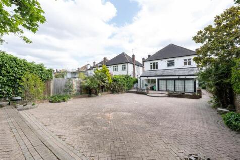 Hermitage Close, E18