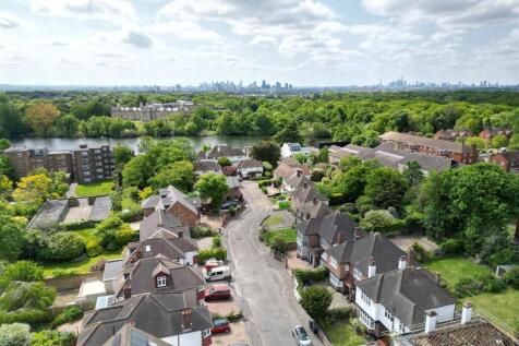 Hermitage Close, E18