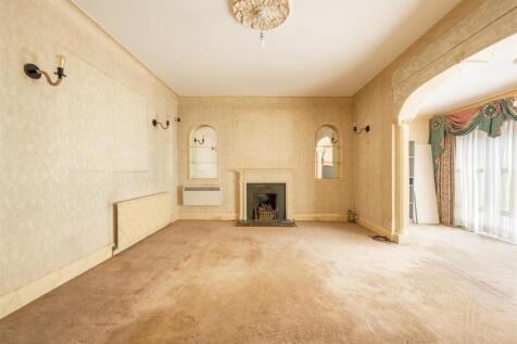 Hermitage Close, E18