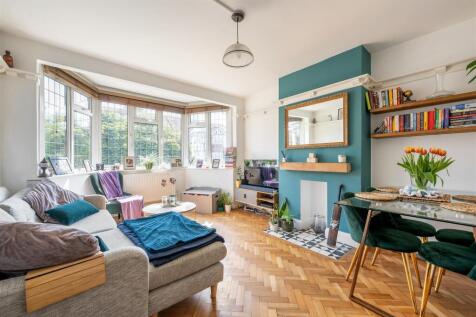 Onslow Gardens, E18
