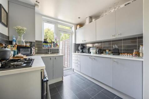 Onslow Gardens, E18