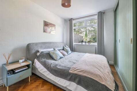 Onslow Gardens, E18