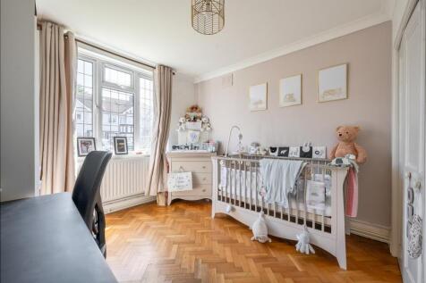 Onslow Gardens, E18